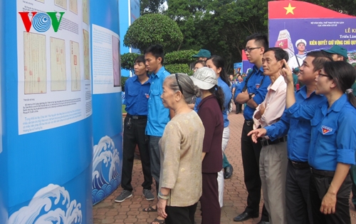 เปิดงานนิทรรศภาพโพสเตอร์เกี่ยวกับอธิปไตยเหนือทะเลและเกาะแก่งเวียดนาม